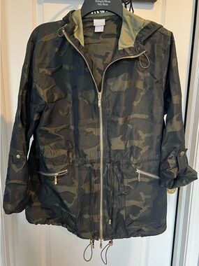 Chico's size 0 (4-6) Black and Olive Camo Hooded Anorak Jacket so cute!